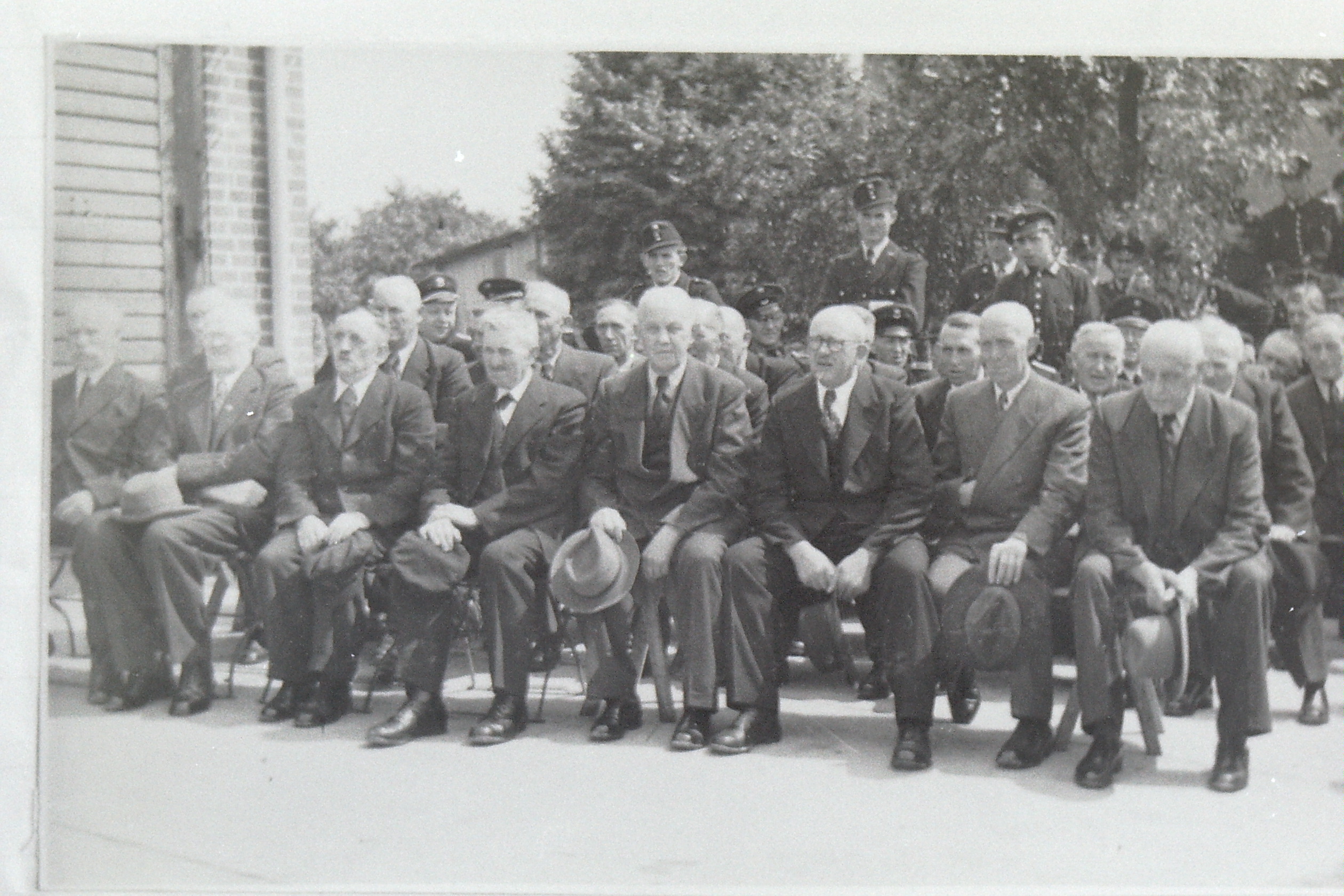 Ehrenmitglieder und Mitglieder bei der Einweihungsfeier